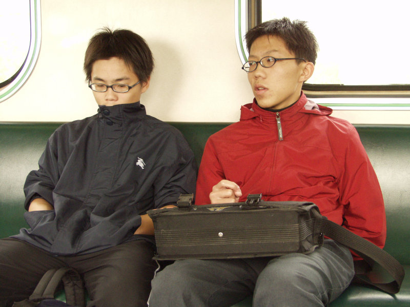 台灣鐵路旅遊攝影電車-區間車交談的旅客2002攝影照片128