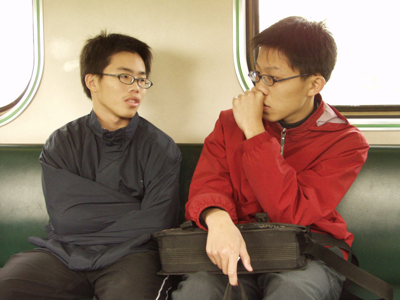 台灣鐵路旅遊攝影電車-區間車交談的旅客2002攝影照片131