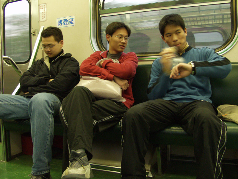 台灣鐵路旅遊攝影電車-區間車交談的旅客2003攝影照片1