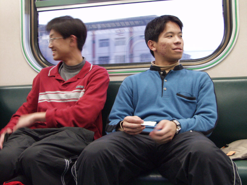 台灣鐵路旅遊攝影電車-區間車交談的旅客2003攝影照片4