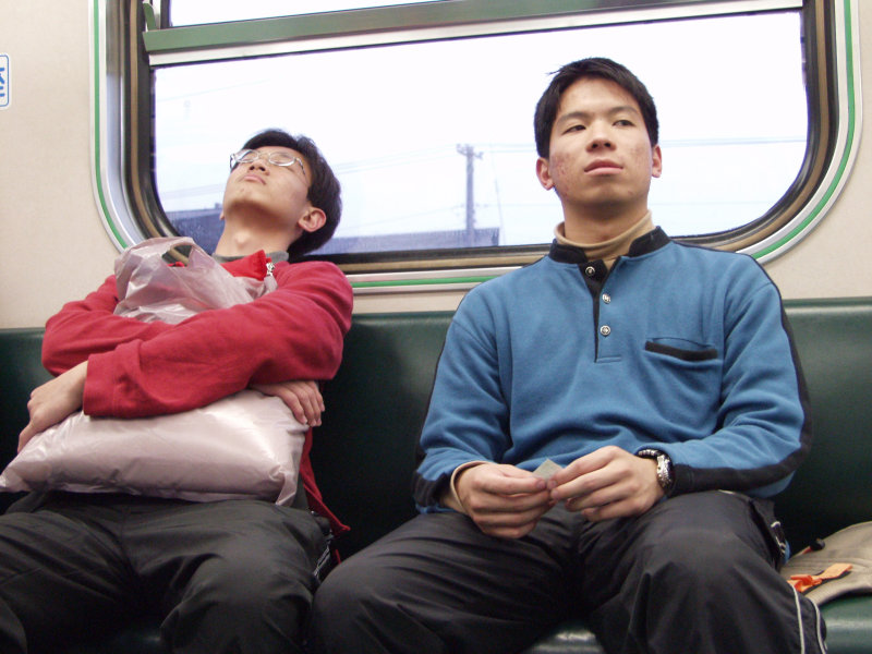 台灣鐵路旅遊攝影電車-區間車交談的旅客2003攝影照片5