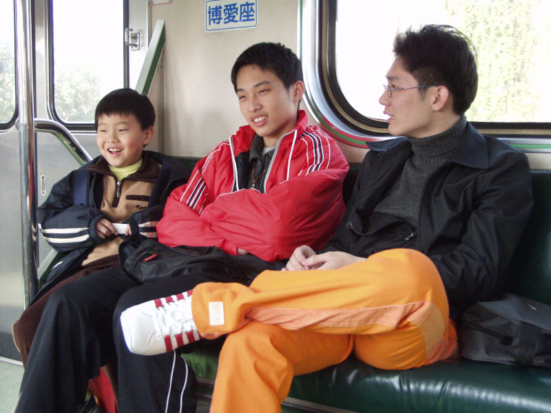 台灣鐵路旅遊攝影電車-區間車交談的旅客2003攝影照片22