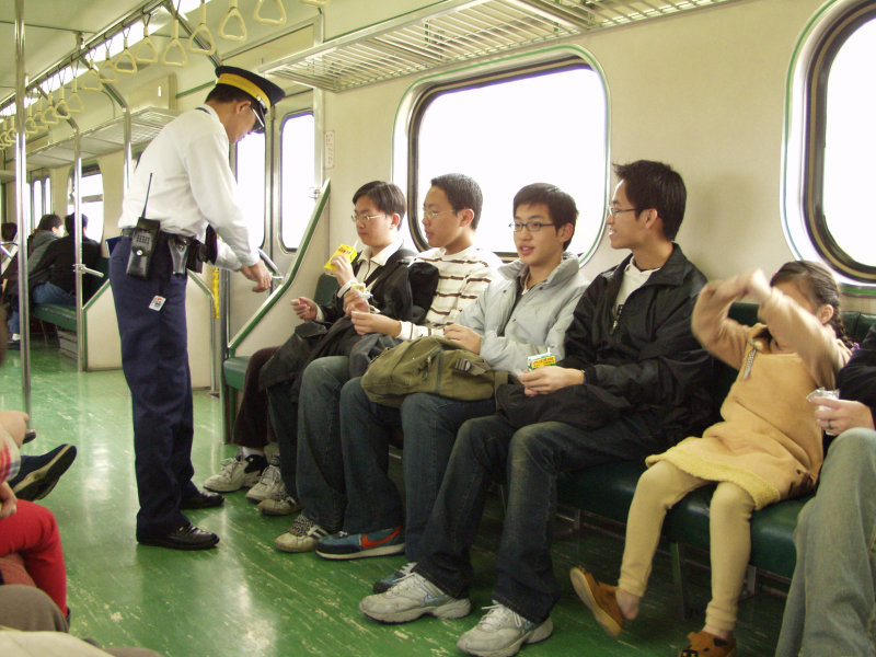 台灣鐵路旅遊攝影電車-區間車交談的旅客2003攝影照片29