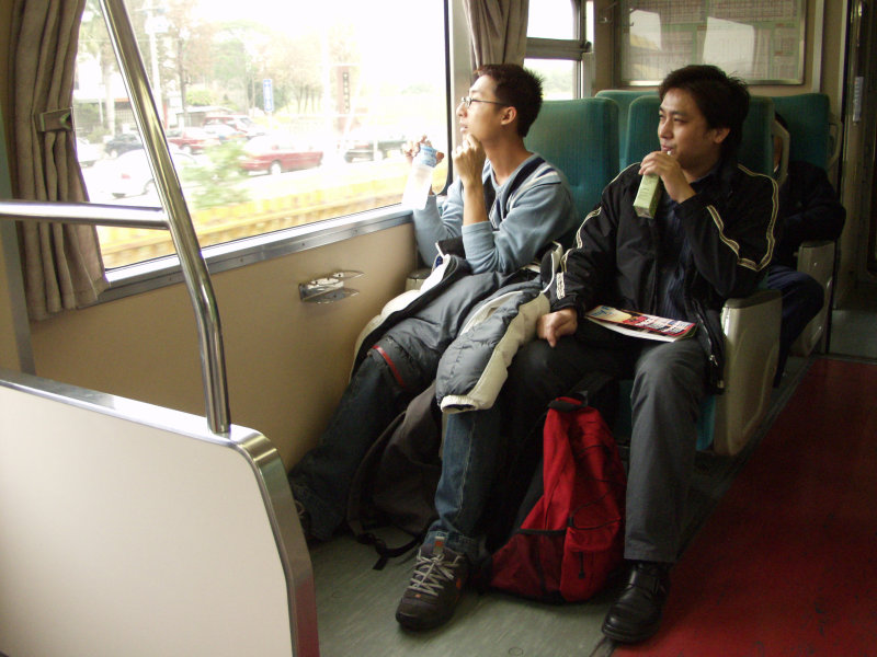 台灣鐵路旅遊攝影電車-區間車交談的旅客2003攝影照片30
