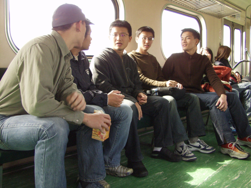 台灣鐵路旅遊攝影電車-區間車交談的旅客2003攝影照片32