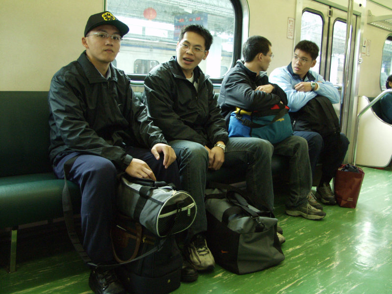 台灣鐵路旅遊攝影電車-區間車交談的旅客2003攝影照片34