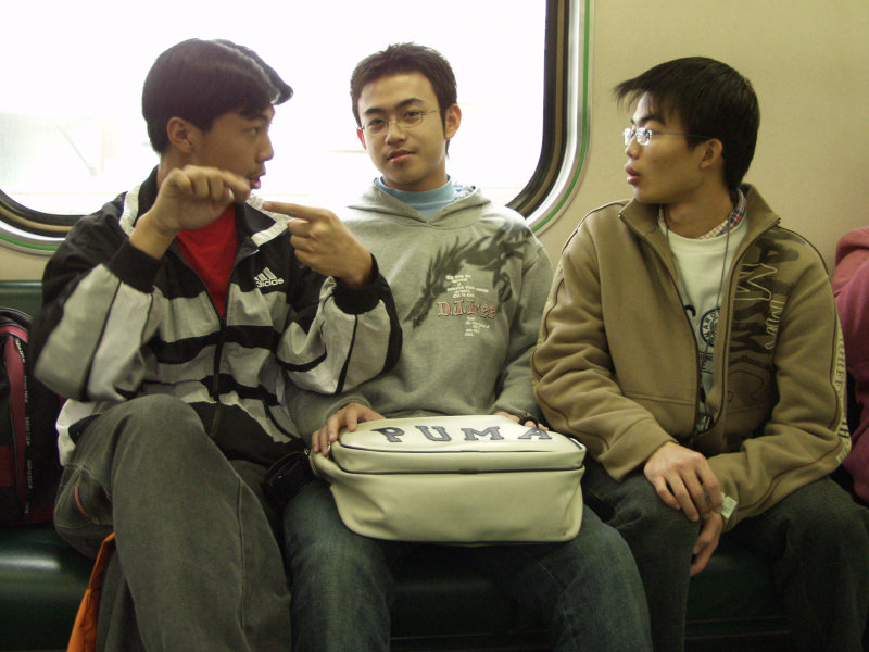 台灣鐵路旅遊攝影電車-區間車交談的旅客2003攝影照片37