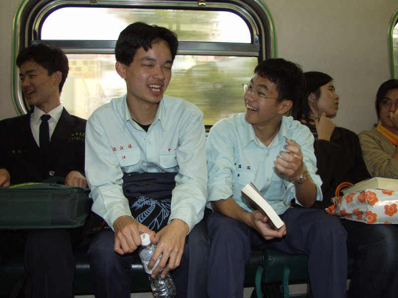 台灣鐵路旅遊攝影電車-區間車交談的旅客2003攝影照片40