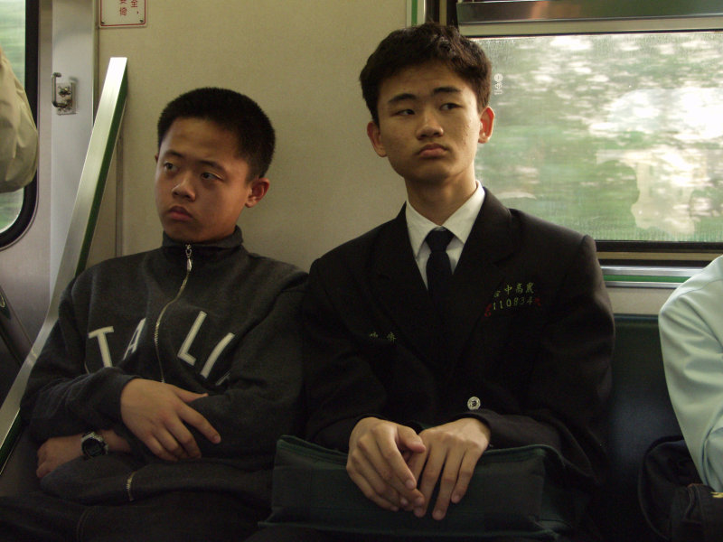 台灣鐵路旅遊攝影電車-區間車交談的旅客2003攝影照片44
