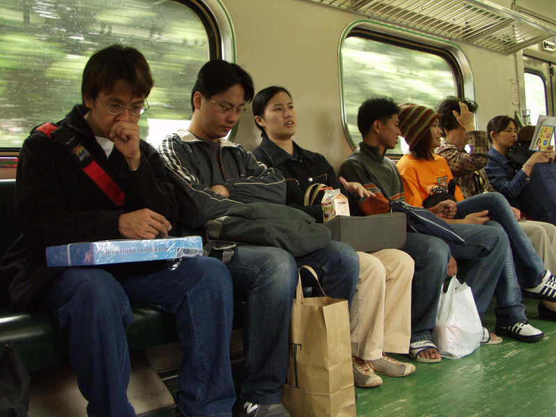 台灣鐵路旅遊攝影電車-區間車交談的旅客2003攝影照片47