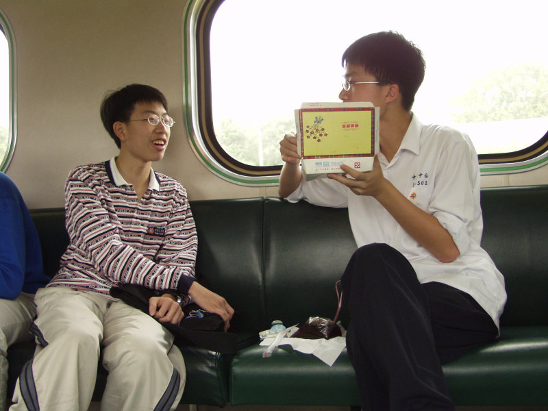 台灣鐵路旅遊攝影電車-區間車交談的旅客2003攝影照片50