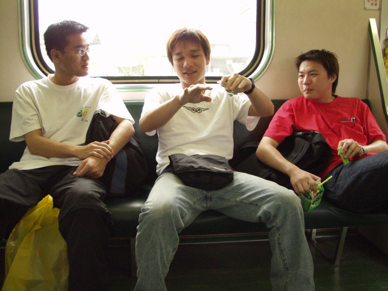 台灣鐵路旅遊攝影電車-區間車交談的旅客2003攝影照片52