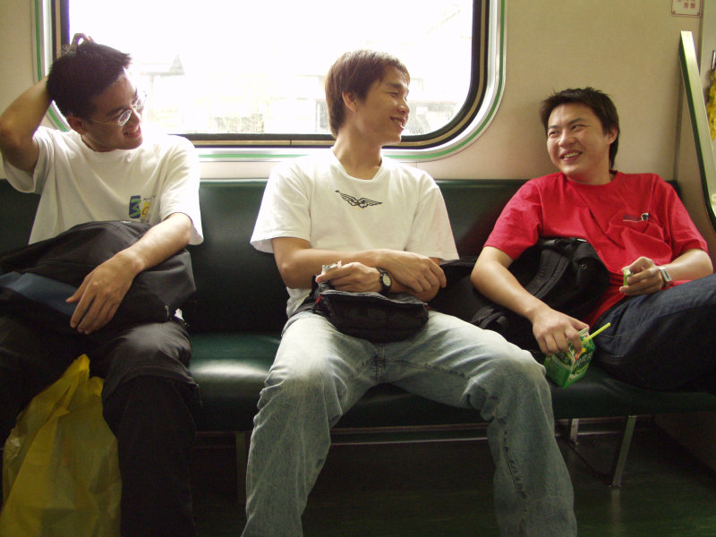 台灣鐵路旅遊攝影電車-區間車交談的旅客2003攝影照片53