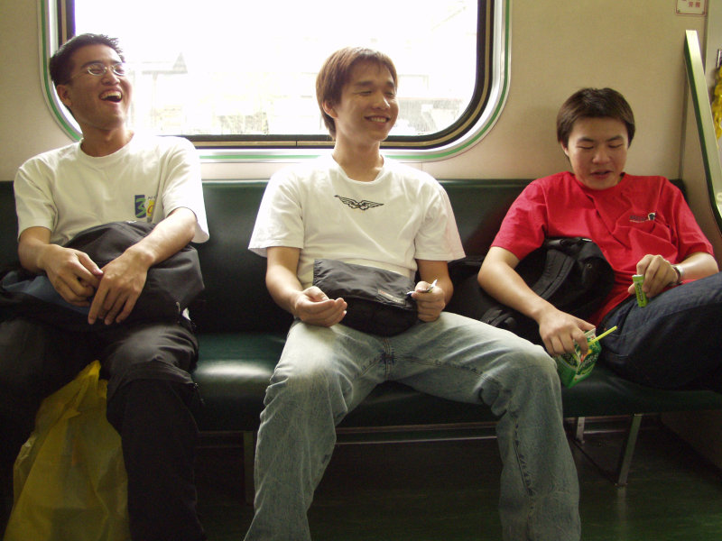 台灣鐵路旅遊攝影電車-區間車交談的旅客2003攝影照片54