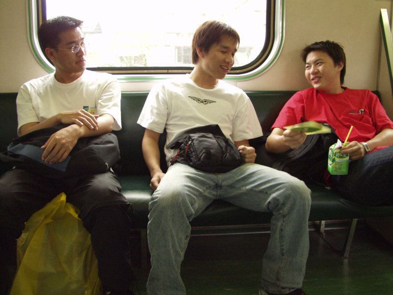 台灣鐵路旅遊攝影電車-區間車交談的旅客2003攝影照片56