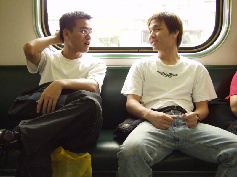台灣鐵路旅遊攝影電車-區間車交談的旅客2003攝影照片57