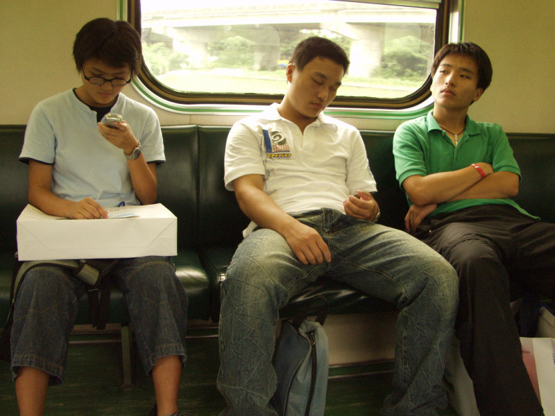 台灣鐵路旅遊攝影電車-區間車交談的旅客2003攝影照片58