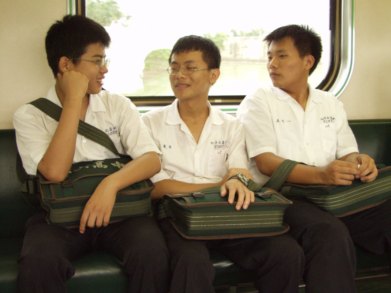 台灣鐵路旅遊攝影電車-區間車交談的旅客2003攝影照片61