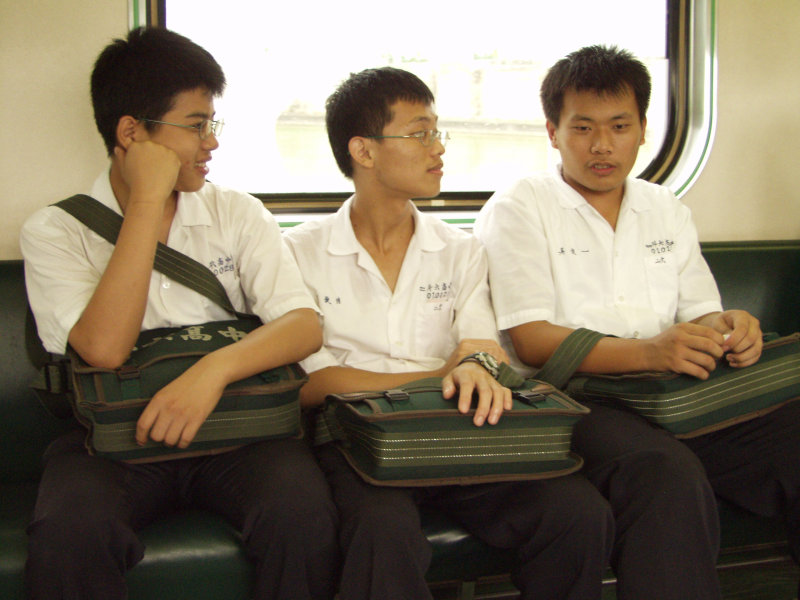 台灣鐵路旅遊攝影電車-區間車交談的旅客2003攝影照片62
