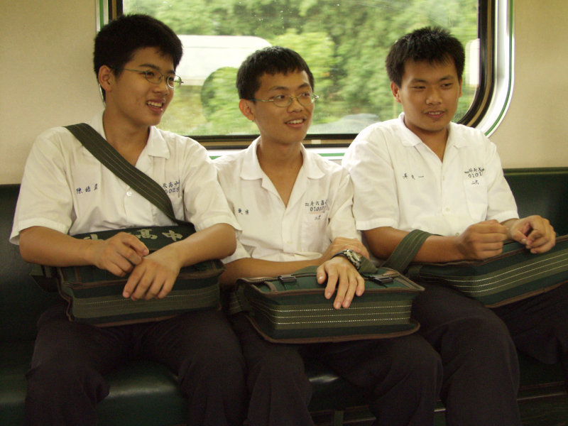 台灣鐵路旅遊攝影電車-區間車交談的旅客2003攝影照片63