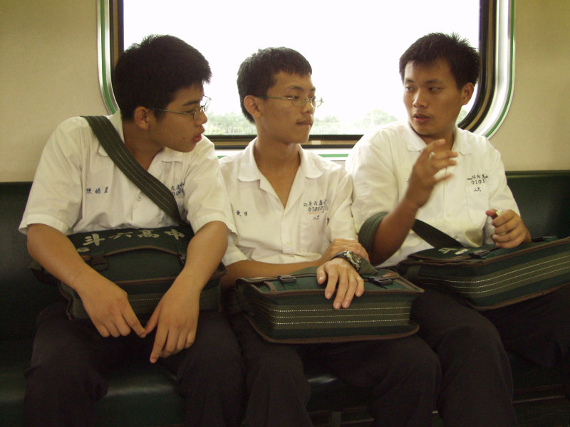 台灣鐵路旅遊攝影電車-區間車交談的旅客2003攝影照片64