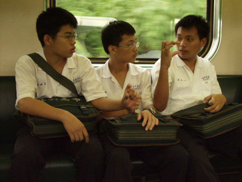 台灣鐵路旅遊攝影電車-區間車交談的旅客2003攝影照片65
