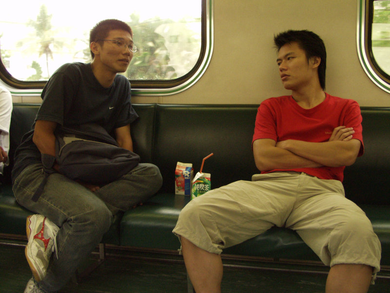 台灣鐵路旅遊攝影電車-區間車交談的旅客2003攝影照片67