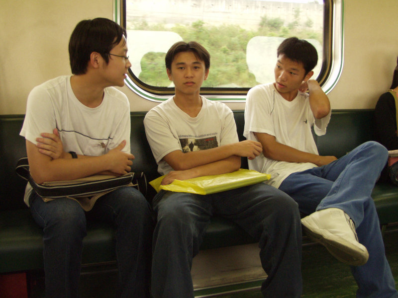 台灣鐵路旅遊攝影電車-區間車交談的旅客2003攝影照片72