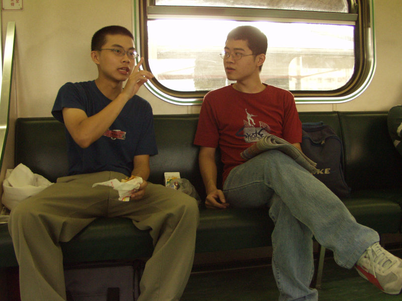 台灣鐵路旅遊攝影電車-區間車交談的旅客2003攝影照片73