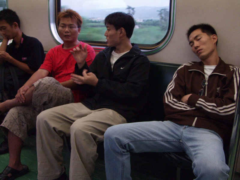 台灣鐵路旅遊攝影電車-區間車交談的旅客2003攝影照片74