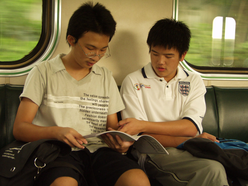 台灣鐵路旅遊攝影電車-區間車交談的旅客2003攝影照片78