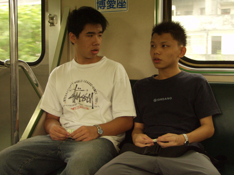 台灣鐵路旅遊攝影電車-區間車交談的旅客2003攝影照片79