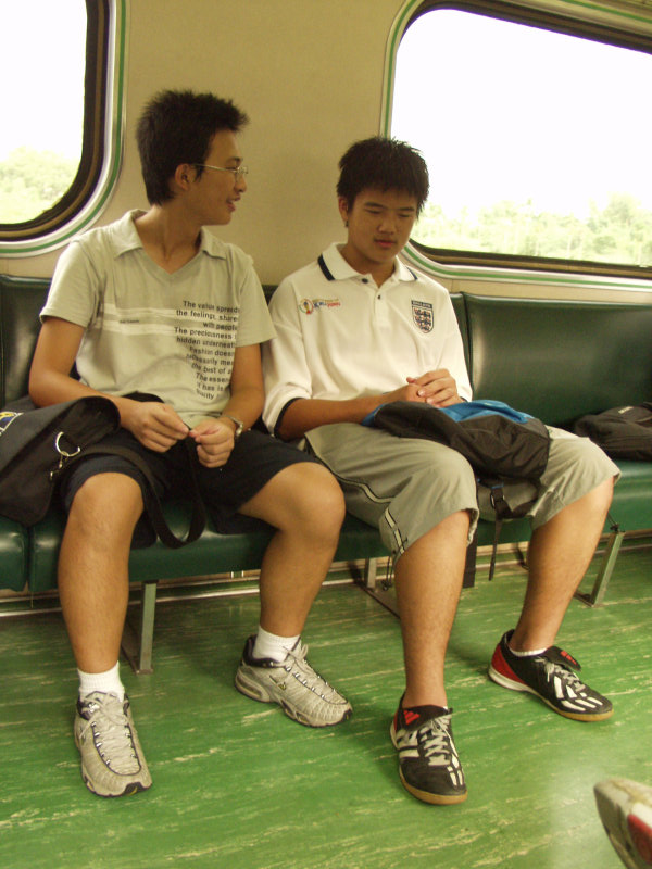 台灣鐵路旅遊攝影電車-區間車交談的旅客2003攝影照片81