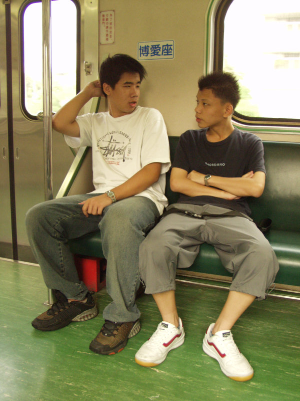 台灣鐵路旅遊攝影電車-區間車交談的旅客2003攝影照片82