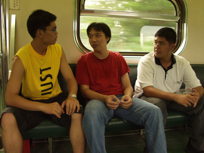 台灣鐵路旅遊攝影電車-區間車交談的旅客2003攝影照片85