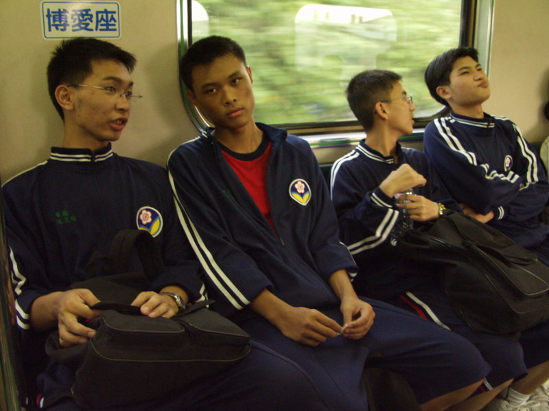 台灣鐵路旅遊攝影電車-區間車交談的旅客2003攝影照片88