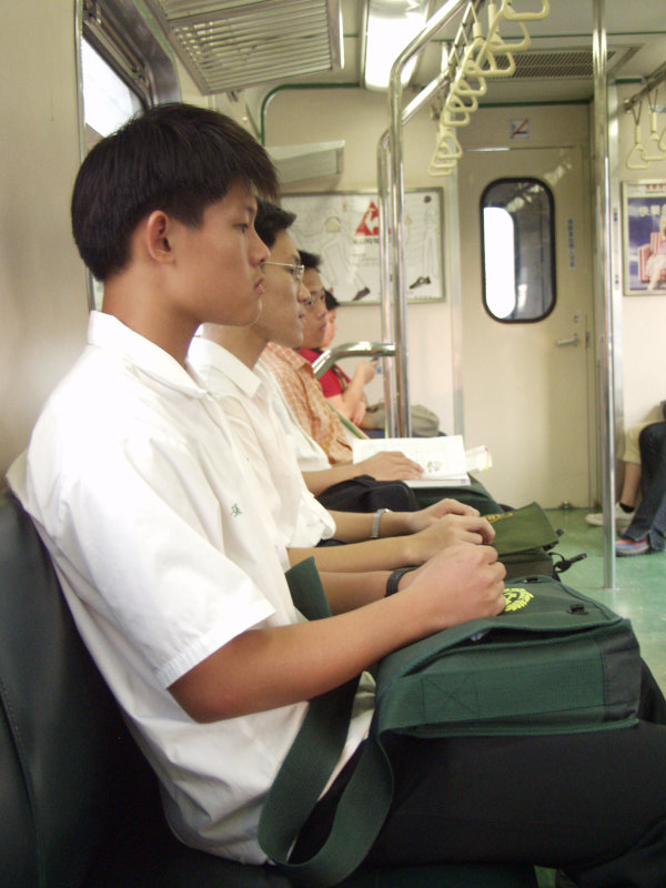 台灣鐵路旅遊攝影電車-區間車交談的旅客2003攝影照片89
