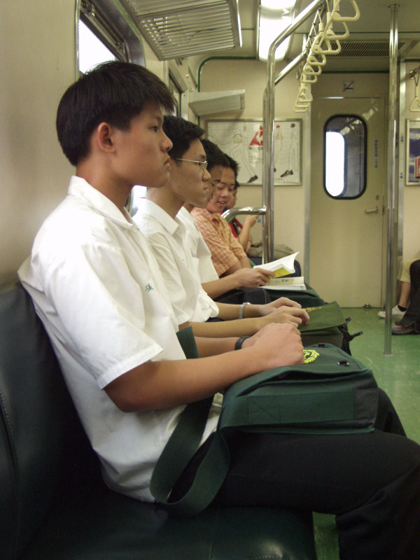台灣鐵路旅遊攝影電車-區間車交談的旅客2003攝影照片91