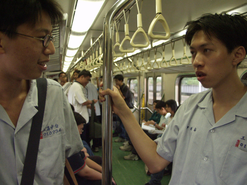 台灣鐵路旅遊攝影電車-區間車交談的旅客2003攝影照片92