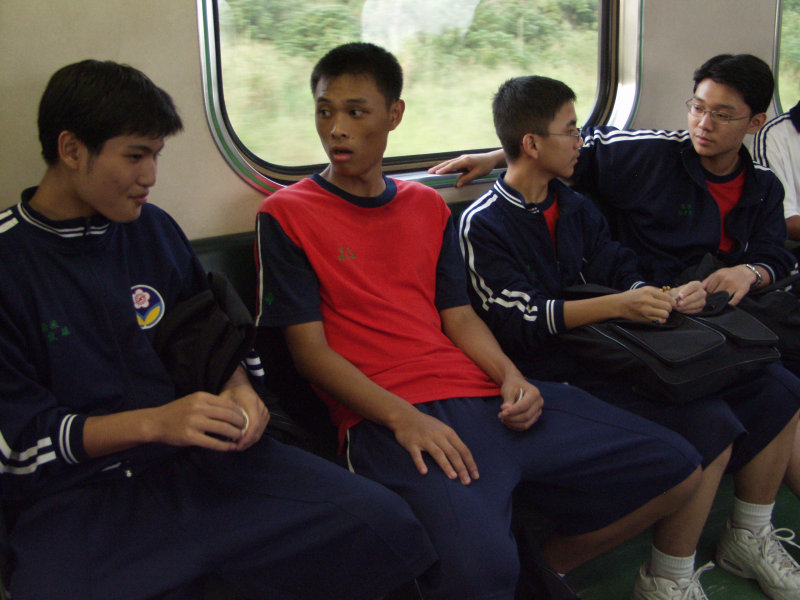 台灣鐵路旅遊攝影電車-區間車交談的旅客2003攝影照片98