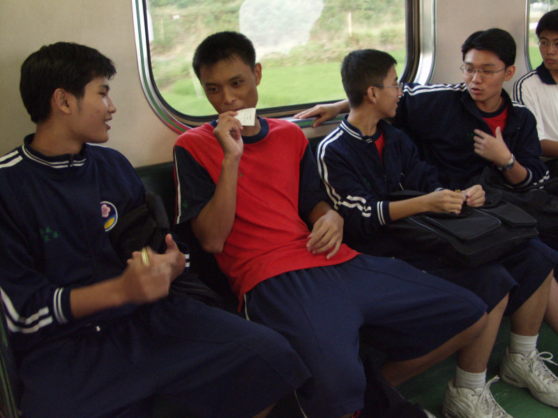 台灣鐵路旅遊攝影電車-區間車交談的旅客2003攝影照片99
