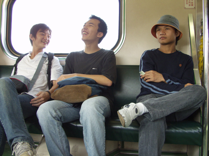 台灣鐵路旅遊攝影電車-區間車交談的旅客2003攝影照片100