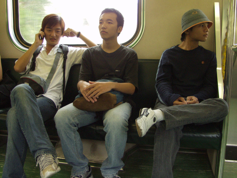 台灣鐵路旅遊攝影電車-區間車交談的旅客2003攝影照片101