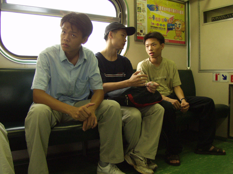 台灣鐵路旅遊攝影電車-區間車交談的旅客2003攝影照片103