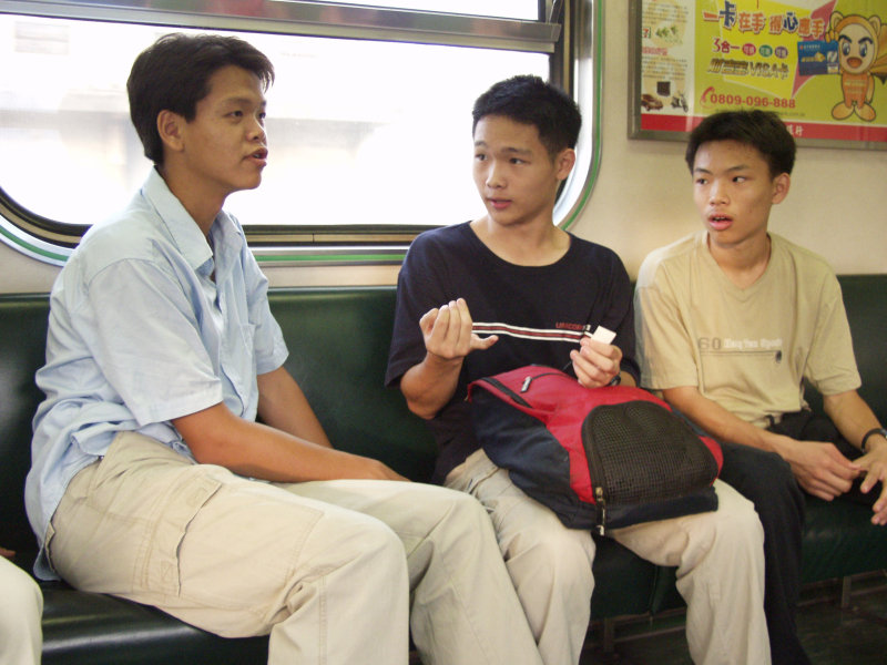 台灣鐵路旅遊攝影電車-區間車交談的旅客2003攝影照片104