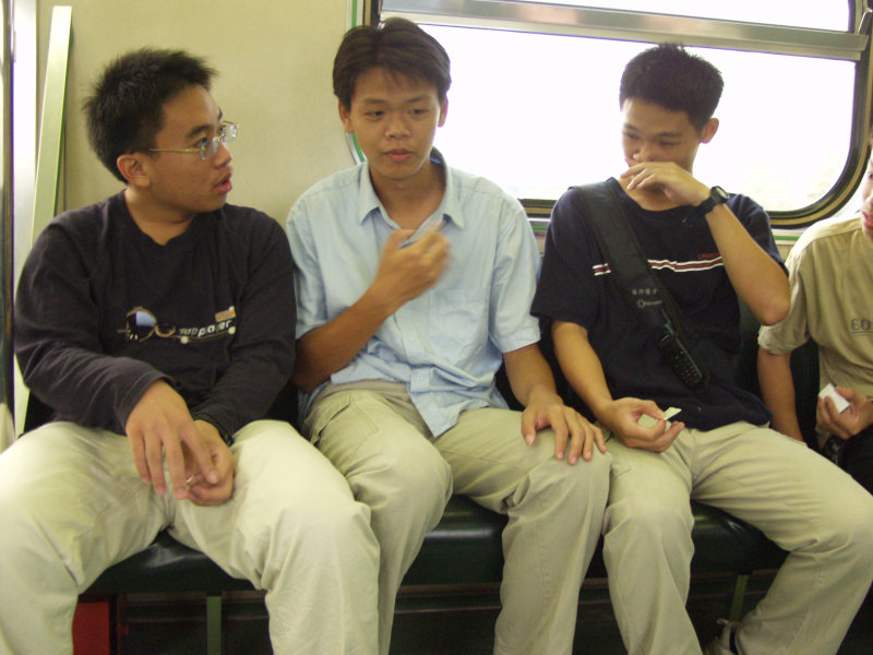台灣鐵路旅遊攝影電車-區間車交談的旅客2003攝影照片106