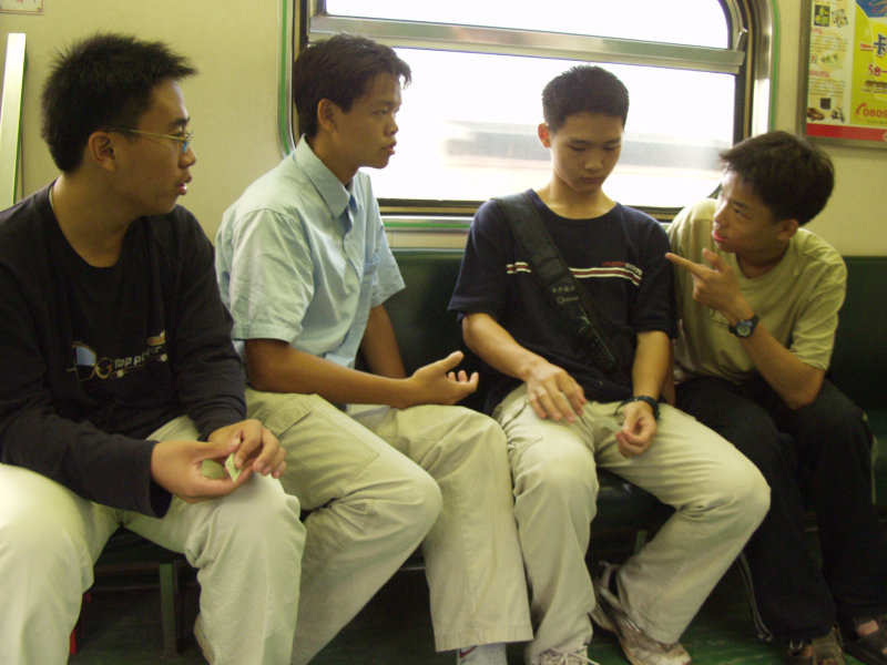 台灣鐵路旅遊攝影電車-區間車交談的旅客2003攝影照片110