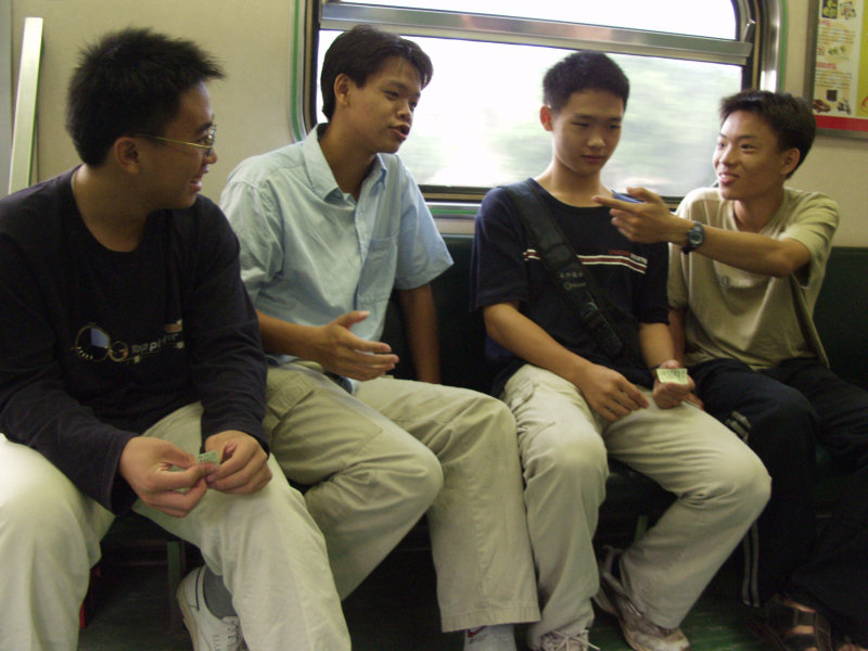 台灣鐵路旅遊攝影電車-區間車交談的旅客2003攝影照片111
