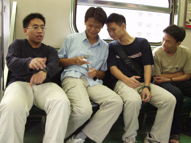 台灣鐵路旅遊攝影電車-區間車交談的旅客2003攝影照片112