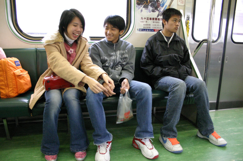 台灣鐵路旅遊攝影電車-區間車交談的旅客2004攝影照片1